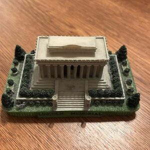 - Like new! Lincoln Memorial. Approximately 4 1/2” by 2 1/2”.